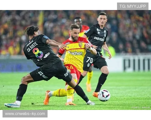 比赛第70分钟，朗斯后卫萨尔关键拦截保住胜果。