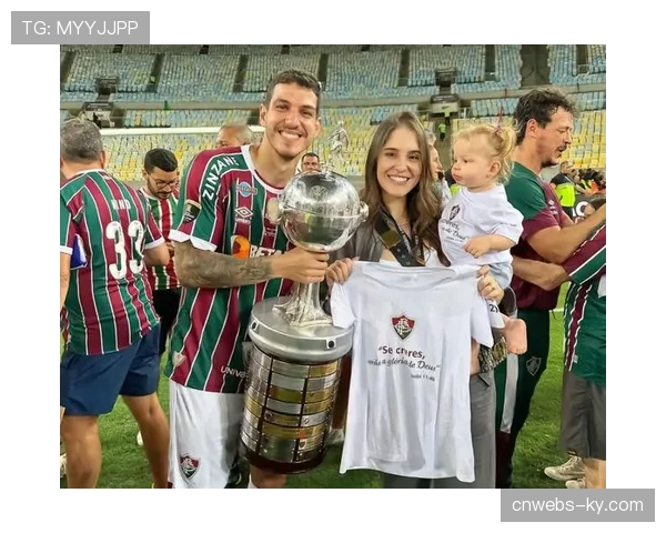 特写：冲突与和解，诺丁汉森林与埃弗顿比赛后双方队长拥抱致意