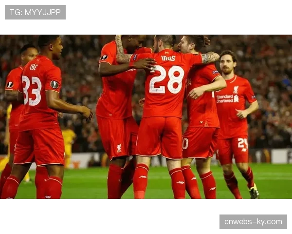 特写：阿斯顿维拉主帅在场边反复观看边路进攻集锦回放